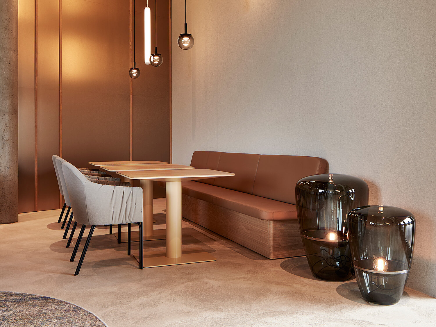 Balloons SMALL - Designlamp van mondgeblazen glas in Glossy Smoke Grey met Chrome Black reflector, geïnspireerd op heteluchtballonnen.